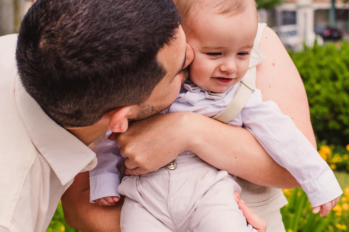Fotos de batismo na Catedral de Montenegro - Fotógrafa Claudia Wallauer - foto do bebê em frente à Catedral