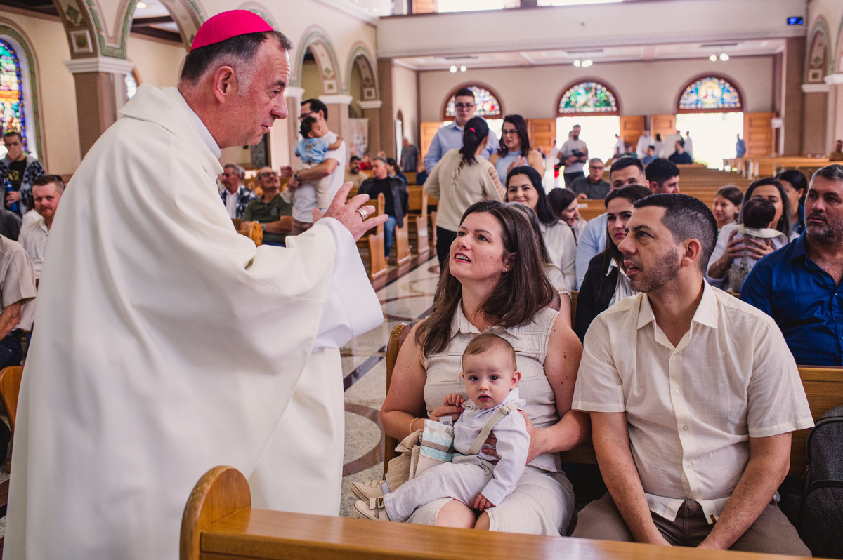 Fotos de batismo na Catedral de Montenegro - Fotógrafa Claudia Wallauer - padre dando instruções antes do início da missa