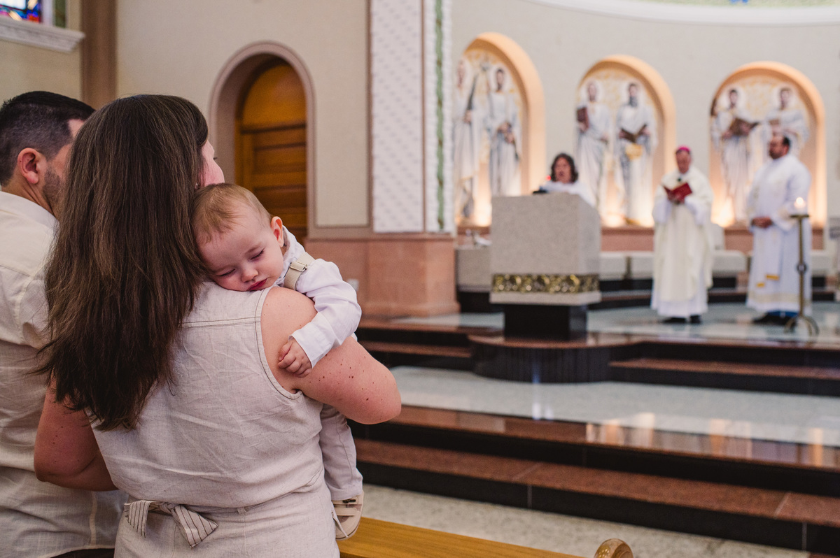 Fotos de batismo na Catedral de Montenegro - Fotógrafa Claudia Wallauer - criança dormindo tranquilamente durante a missa
