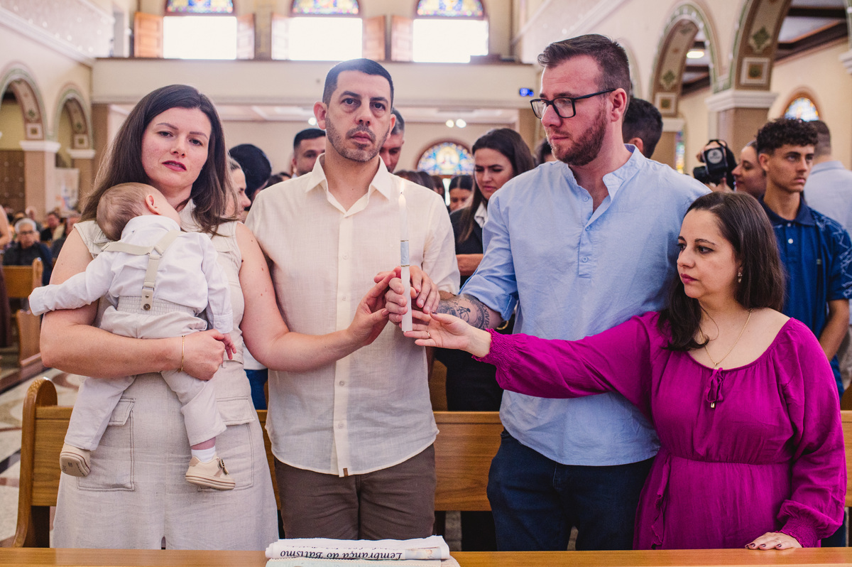 Fotos de batismo na Catedral de Montenegro - Fotógrafa Claudia Wallauer - pais e padrinhos com a vela do batismo