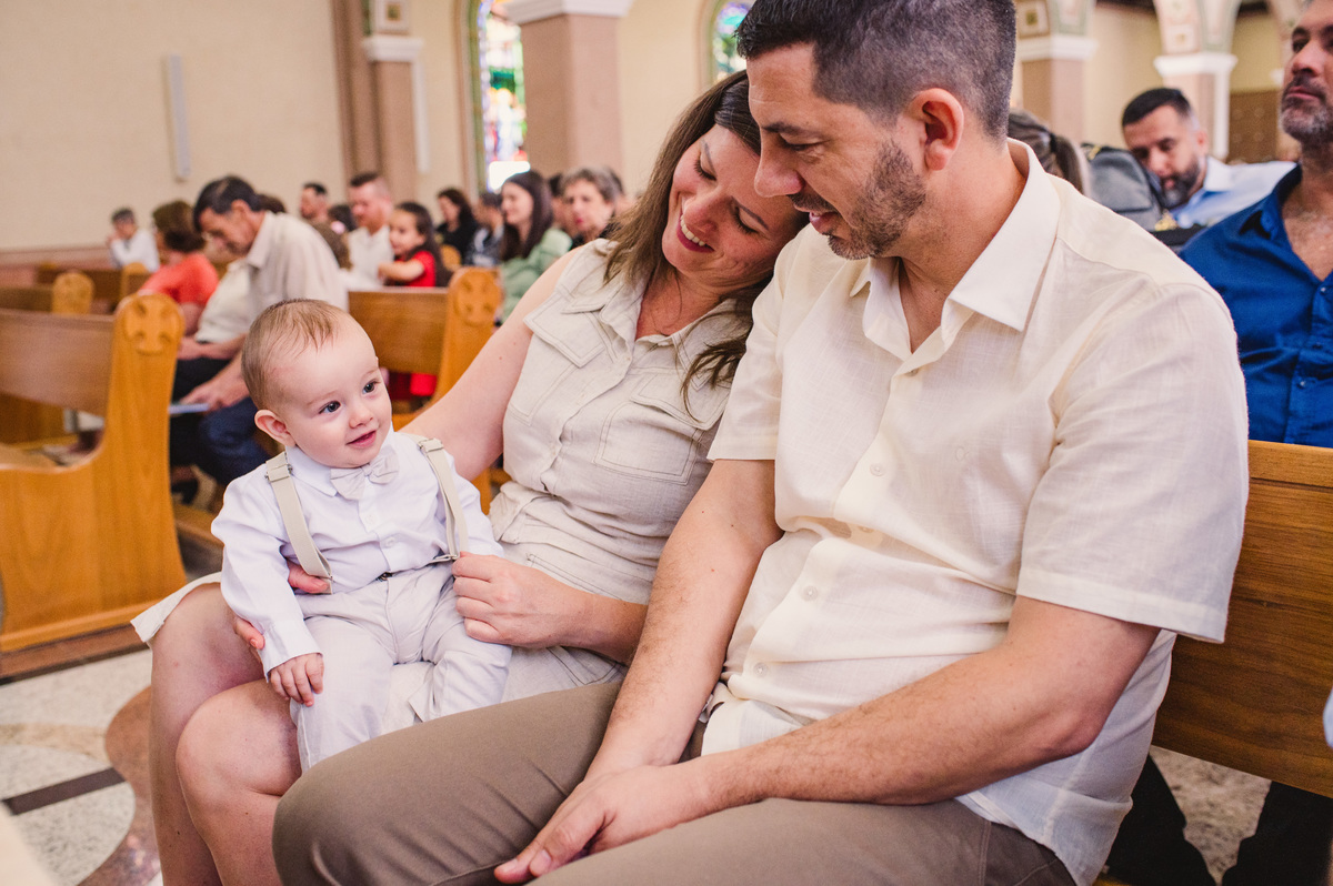 Fotos de batismo na Catedral de Montenegro - Fotógrafa Claudia Wallauer - criança feliz e sorridente