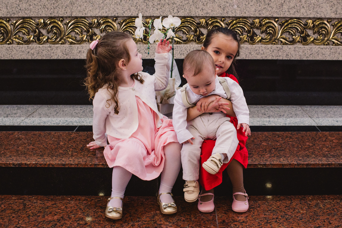 Fotos de batismo na Catedral de Montenegro - Fotógrafa Claudia Wallauer - crianças no altar da catedral