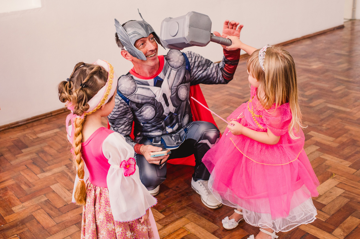 Festa de aniversário de Princesas, convidados fantasiados, fotógrafa Claudia Wallauer, convidado com fantasia de Thor