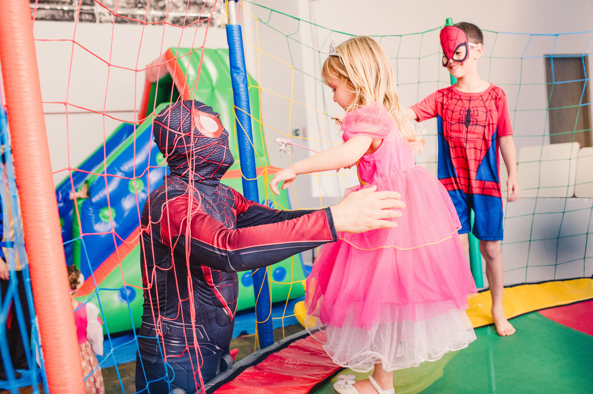 Festa de aniversário de Princesas, convidados fantasiados, fotógrafa Claudia Wallauer, fantasia de  homem aranha
