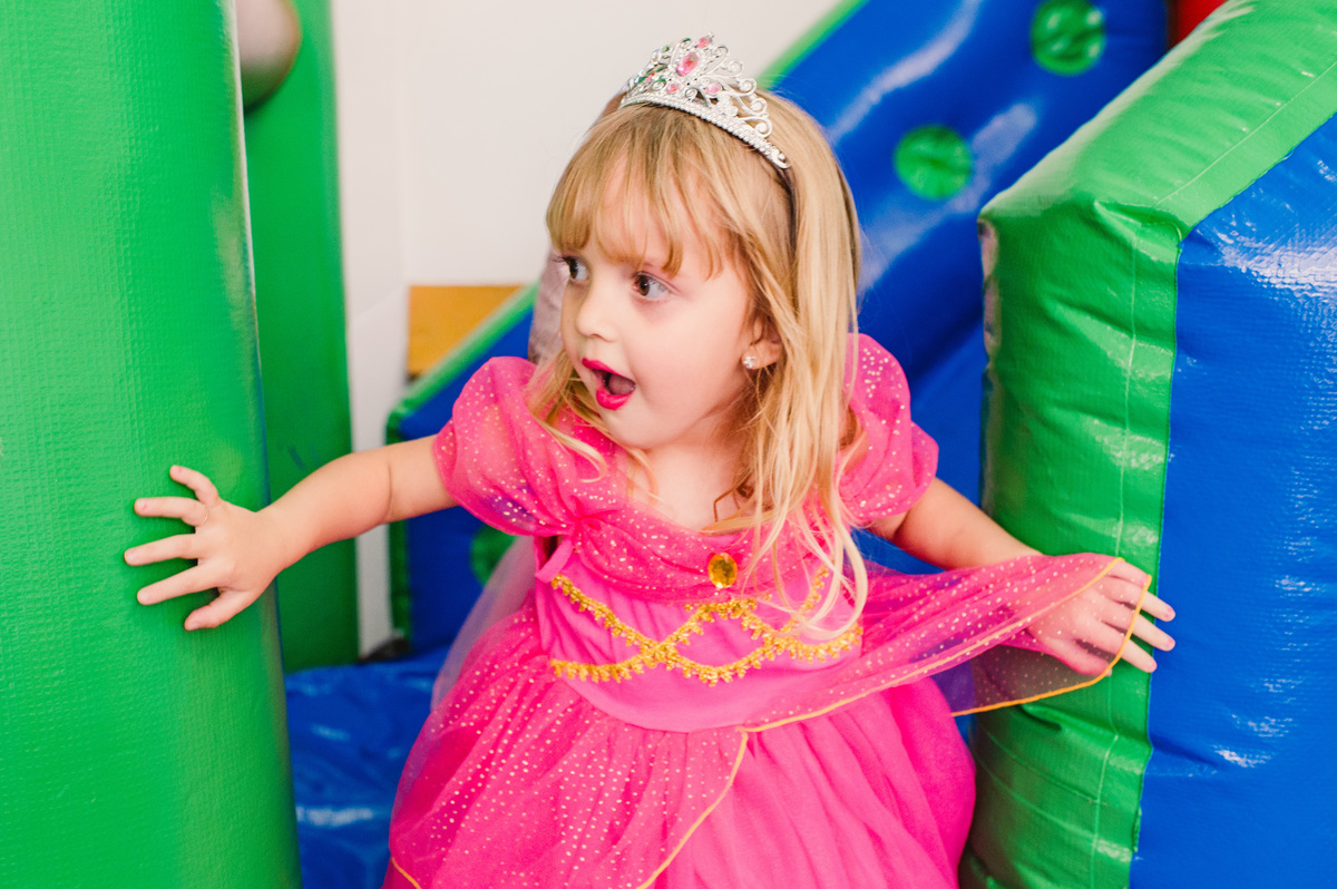 Festa de aniversário de Princesas, convidados fantasiados, fotógrafa Claudia Wallauer, aniversariante feliz e admirada com sua festa e convidados fantasiados