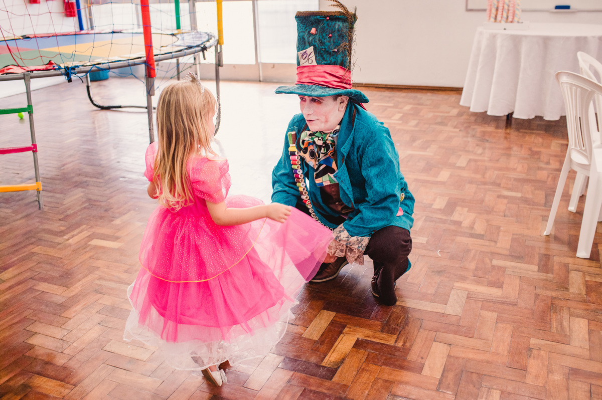 Festa de aniversário de Princesas, convidados fantasiados, fotógrafa Claudia Wallauer, princesa e chapeleiro maluco