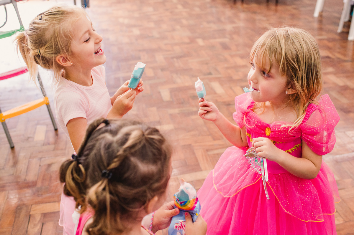 Festa de aniversário de Princesas, convidados fantasiados, fotógrafa Claudia Wallauer , crianças comendo picolé da eskimó