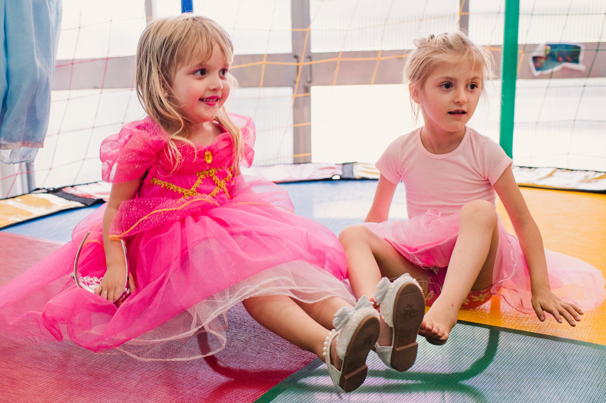 Festa de aniversário de Princesas, convidados fantasiados, fotógrafa Claudia Wallauer, crianças brincando na cama elástica