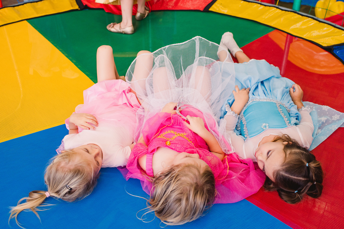 Festa de aniversário de Princesas, convidados fantasiados, fotógrafa Claudia Wallauer, crianças na cama elástica