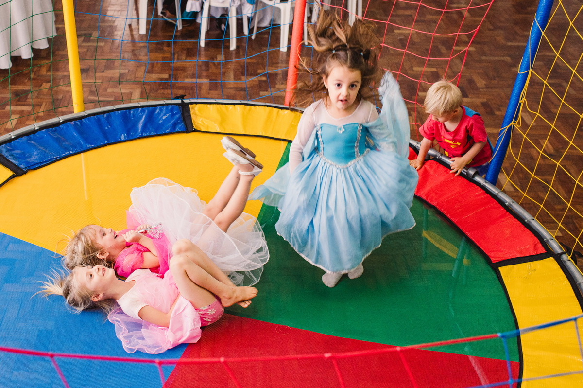 Festa de aniversário de Princesas, convidados fantasiados, fotógrafa Claudia Wallauer, crianças na cama elástica