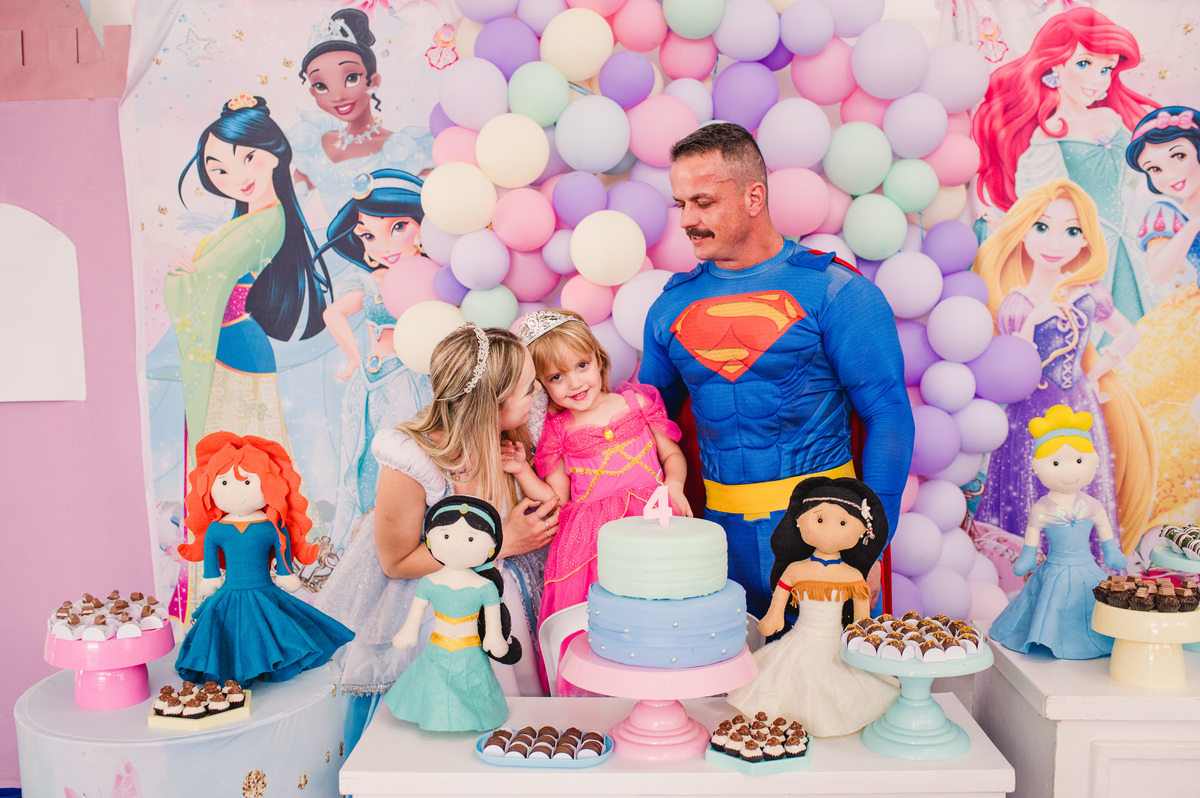 Festa de aniversário de Princesas, convidados fantasiados, fotógrafa Claudia Wallauer, hora do parabéns