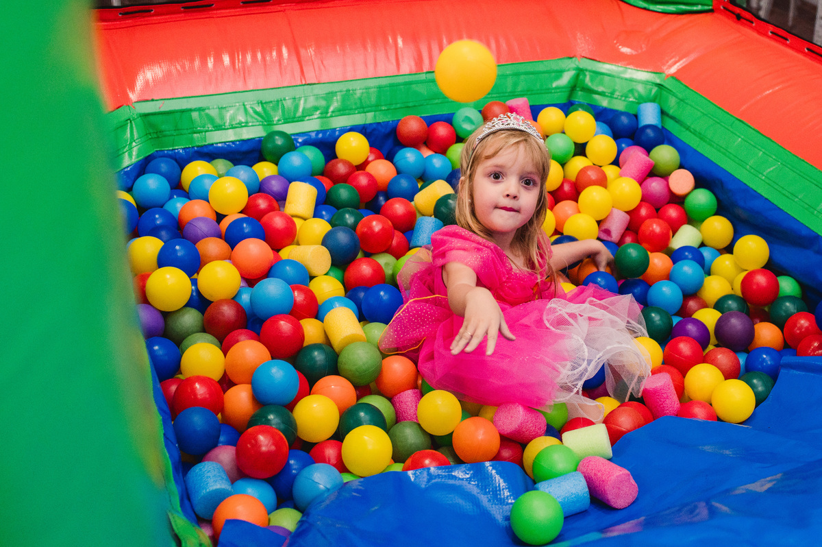 Festa de aniversário de Princesas, convidados fantasiados, fotógrafa Claudia Wallauer, criança na piscina de bolinhas