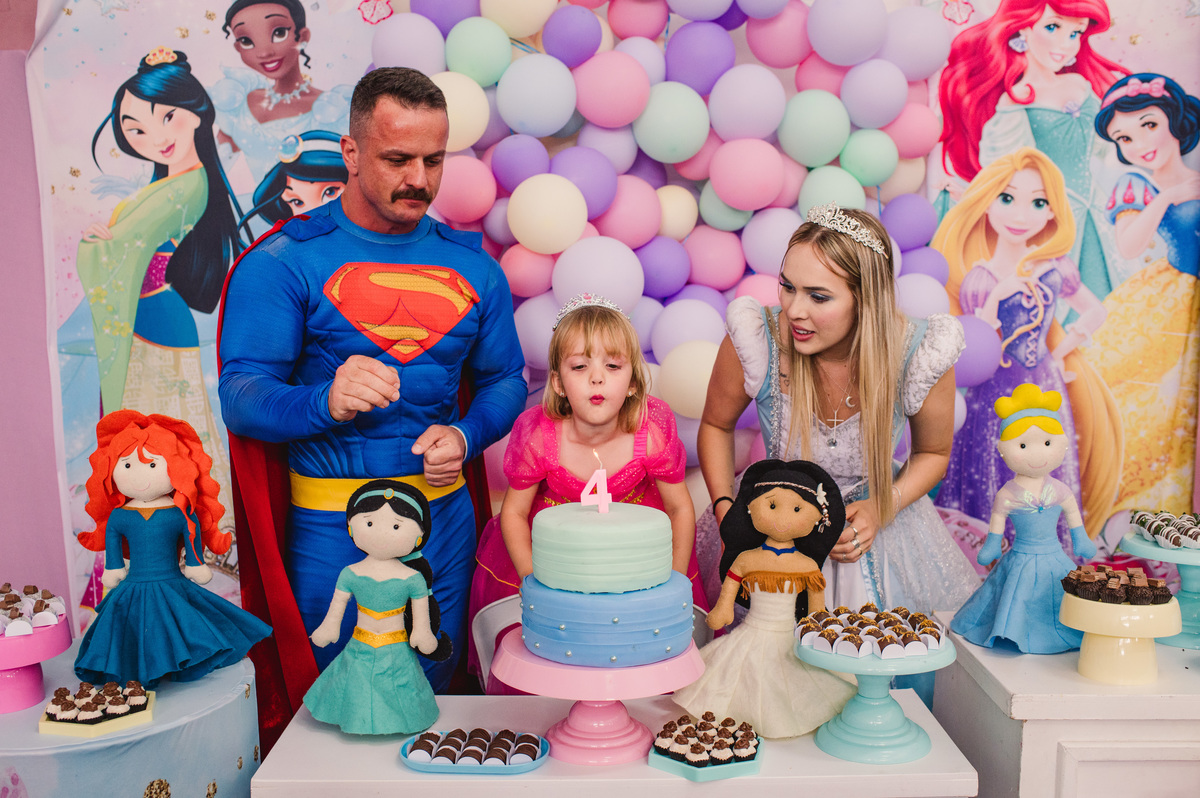 Festa de aniversário de Princesas, convidados fantasiados, fotógrafa Claudia Wallauer, hora de assoprar a velinha