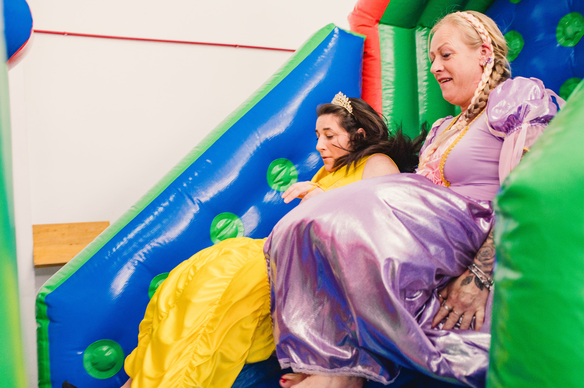 Festa de aniversário de Princesas, convidados fantasiados, fotógrafa Claudia Wallauer, princesas brincando no escorregador