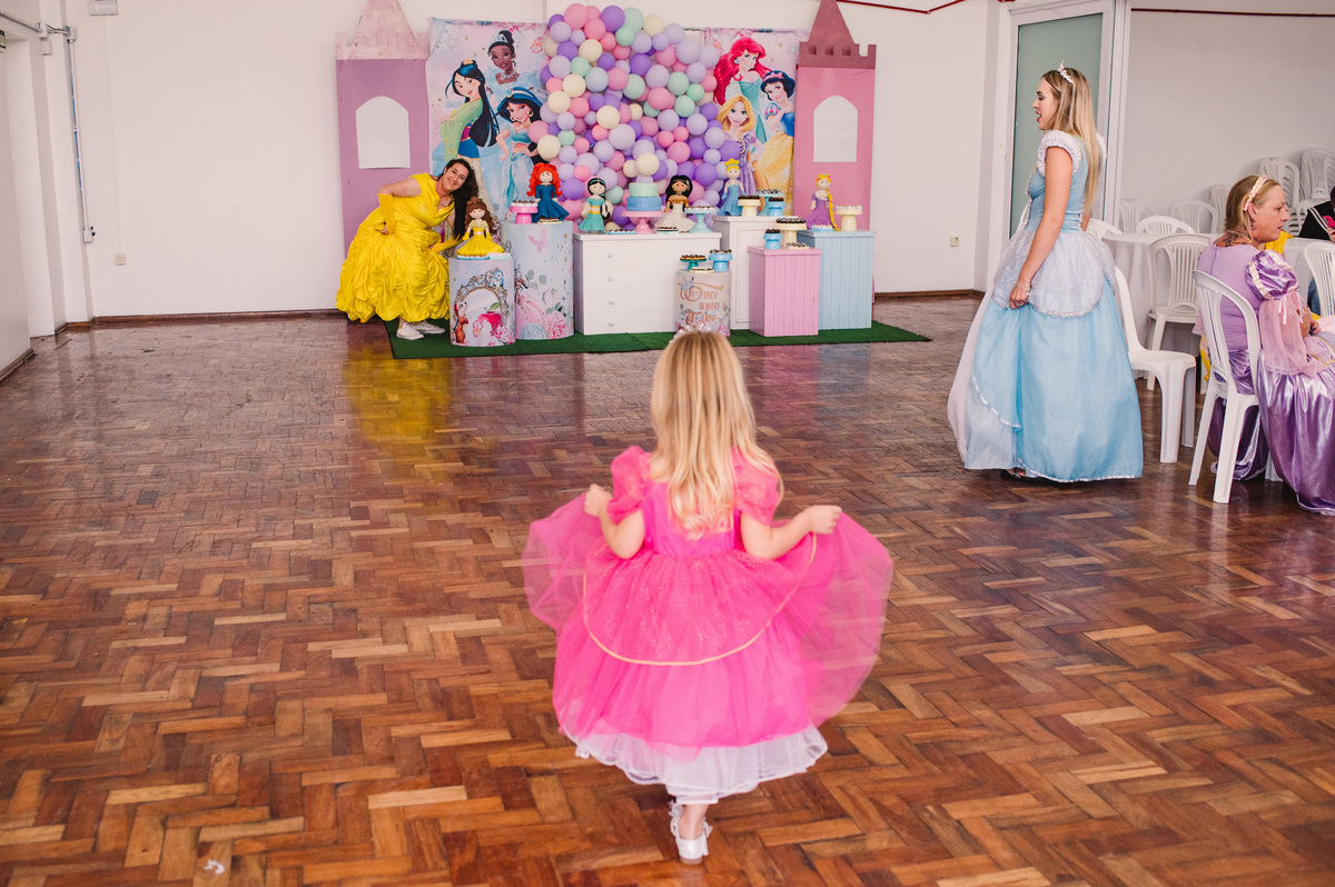 Festa de aniversário de Princesas, convidados fantasiados, fotógrafa Claudia Wallauer, aniversariante chegando na mesa decorada