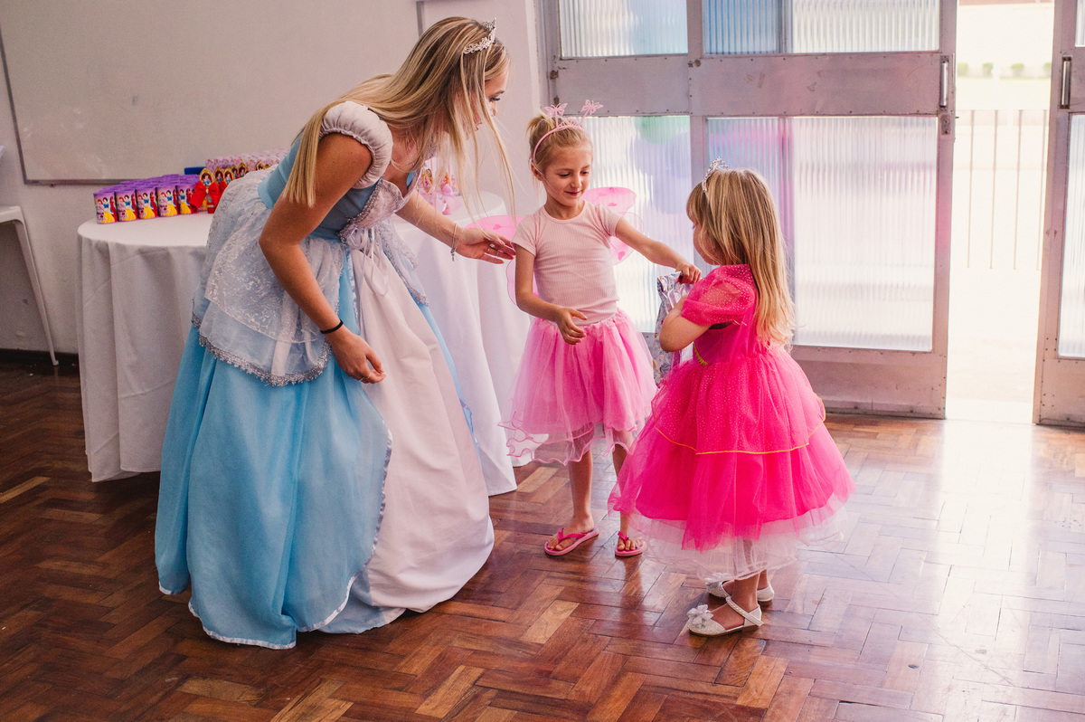 Festa de aniversário de Princesas, convidados fantasiados, fotógrafa Claudia Wallauer, convidados chegando fantasiados