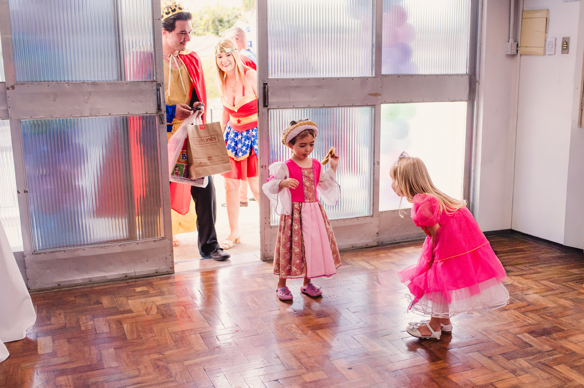 Festa de aniversário de Princesas, convidados fantasiados, fotógrafa Claudia Wallauer, convidados chegando com fantasia de mulher maravilha