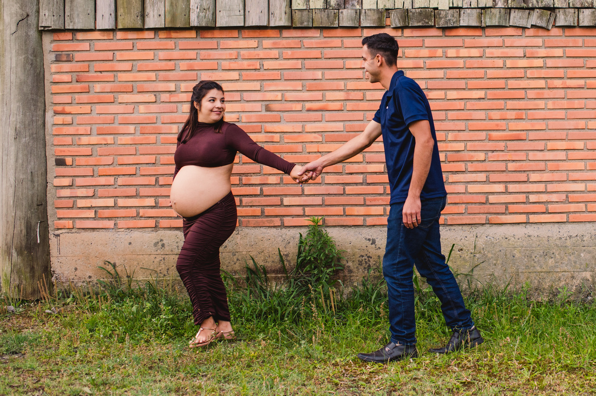 Ensaio de gestante no parque Camboata - Triunfo - RS - casal caminhando