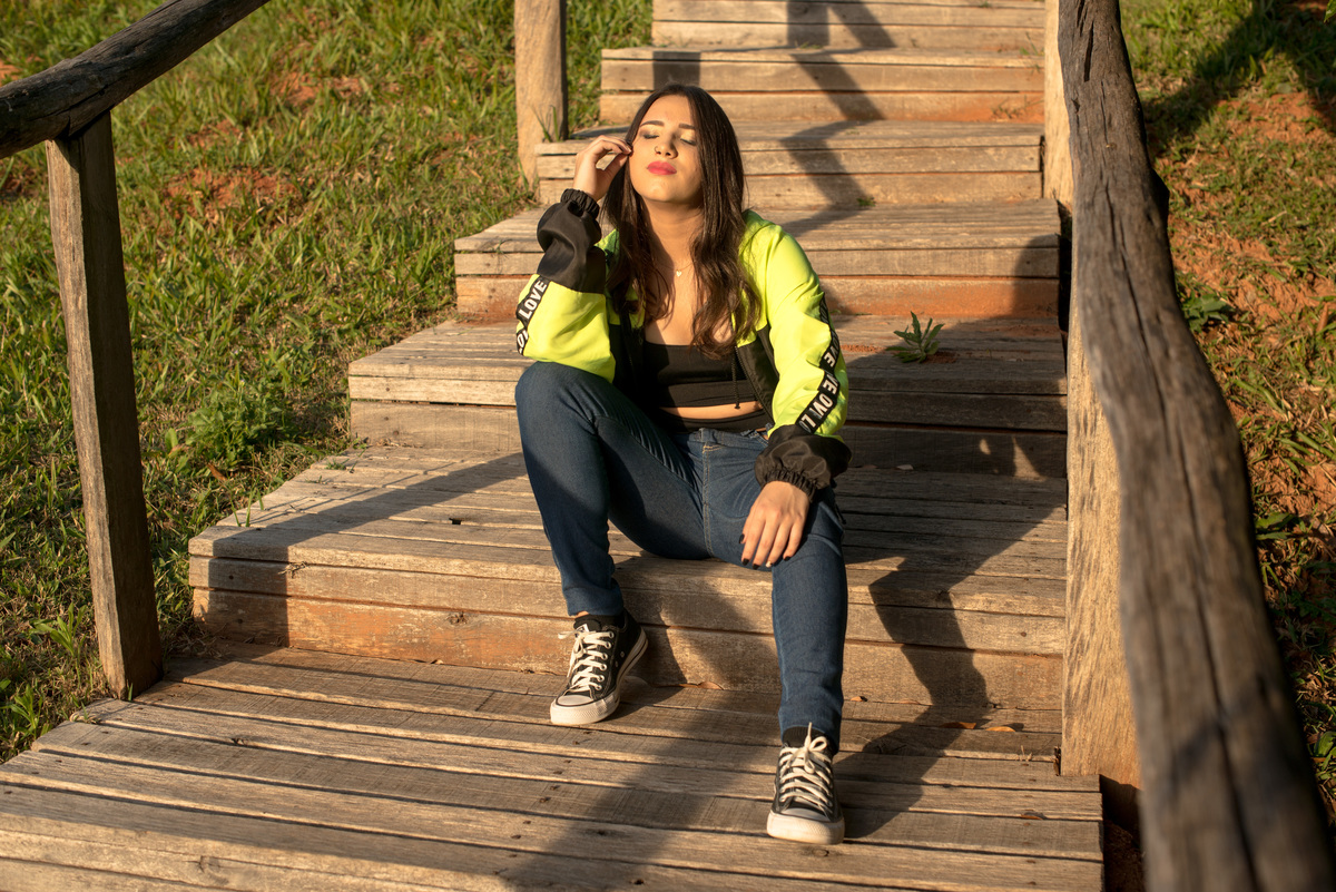 Ensaio feminino sentada na escada