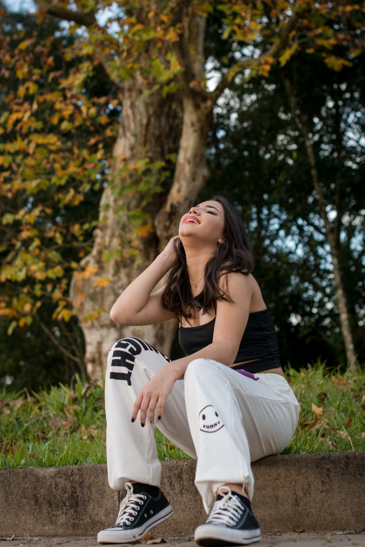 Ensaio feminino no Pareci Novo com plátanos ao fundo com sorriso espontâneo