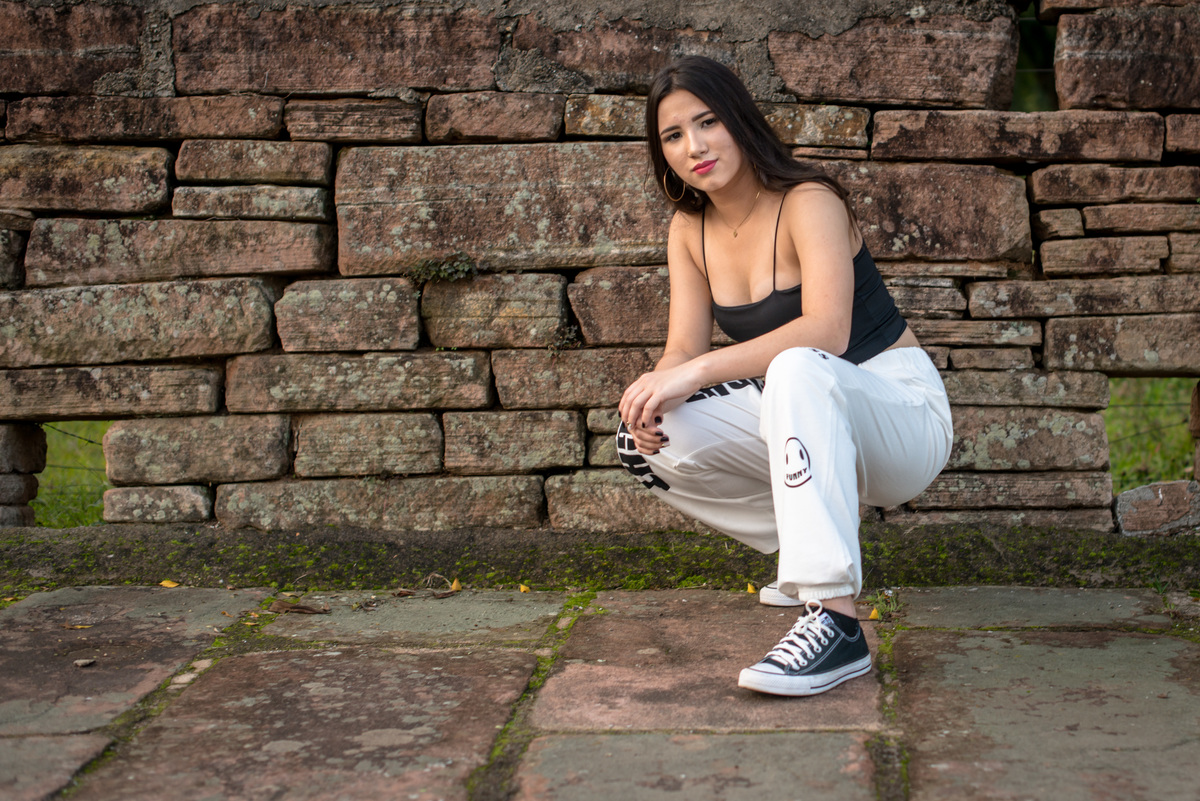 Ensaio feminino com muro de pedra no Pareci Novo