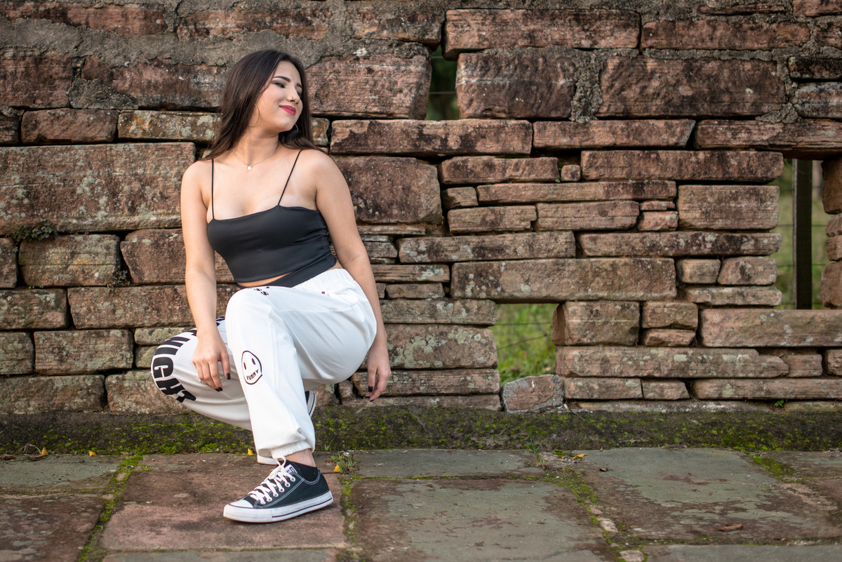 Ensaio feminino com muro de pedra no Pareci Novo