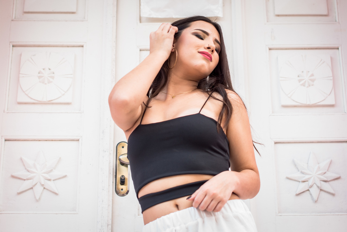 Ensaio feminino em frente à porta no Pareci Novo