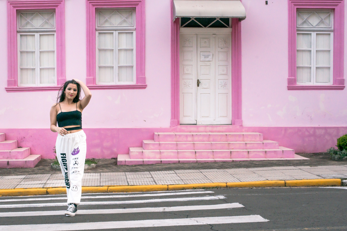 Ensaio feminino na frente da casa rosa no Pareci Novo