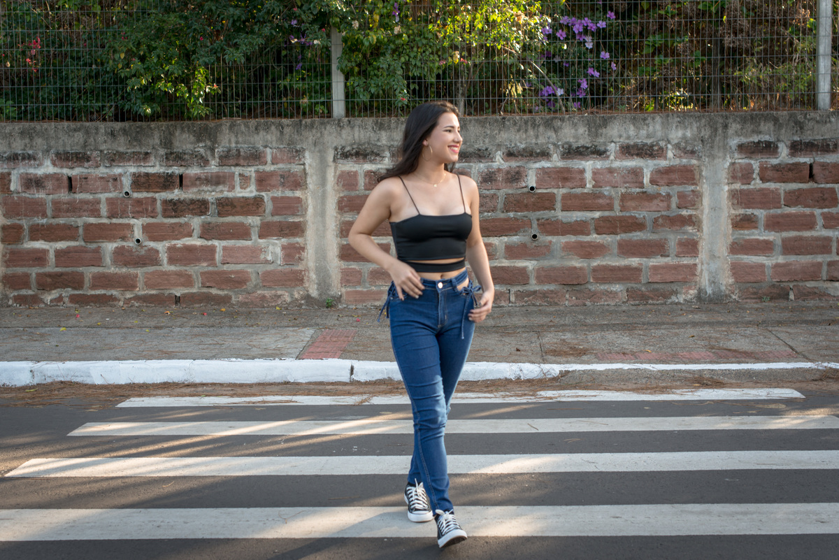 Ensaio feminino em Montenegro com movimento