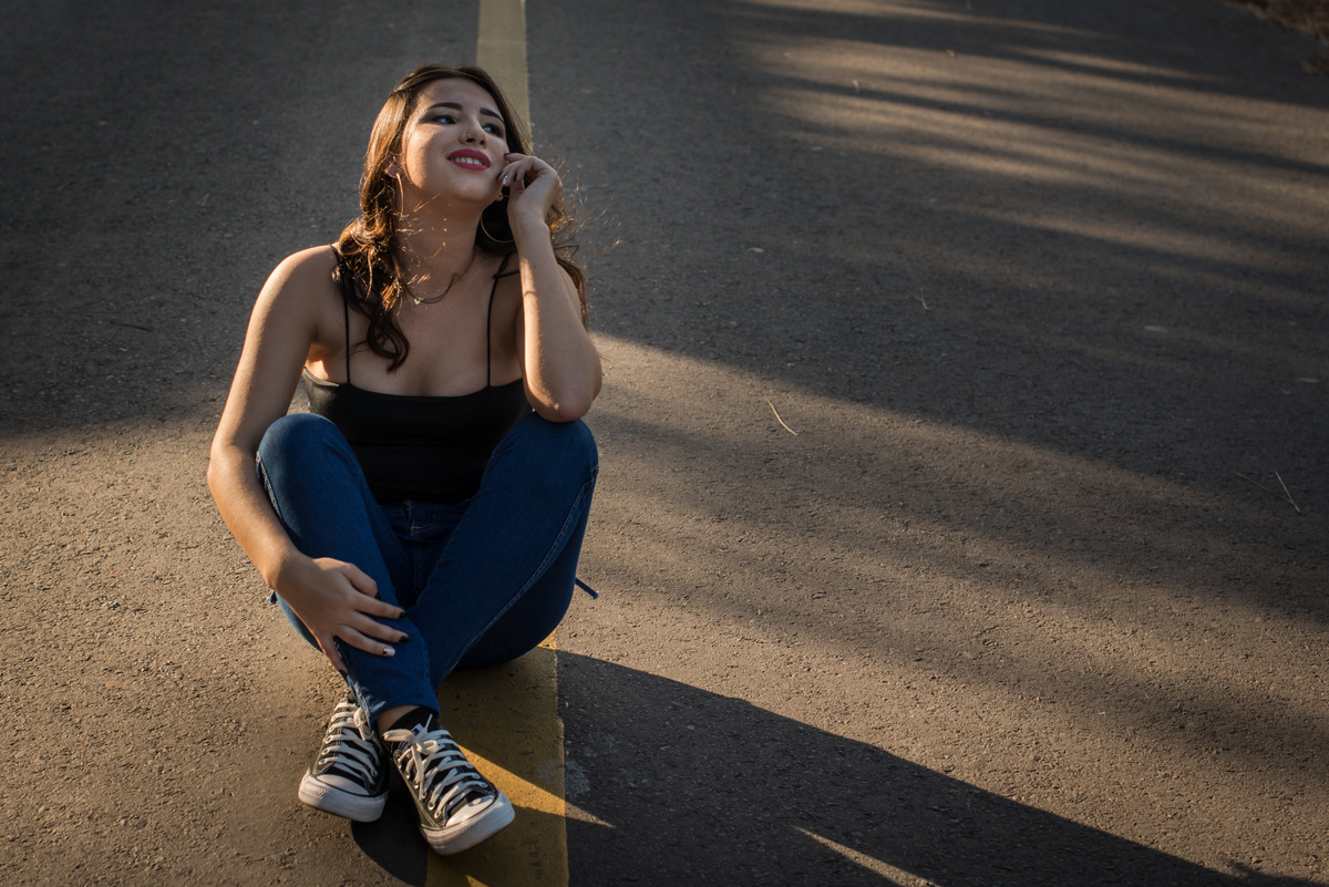 Ensaio feminino em Montenegro sentada no meio da rua