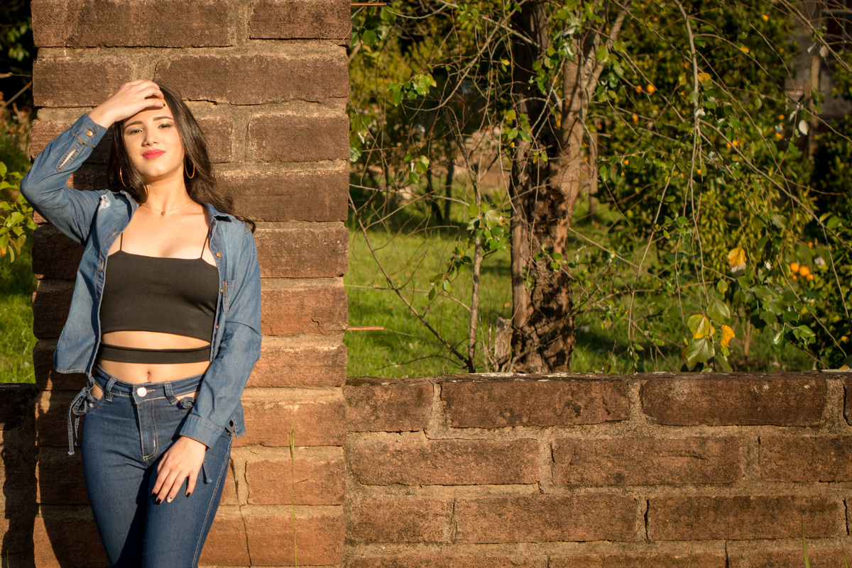 Ensaio feminino com muro de pedra