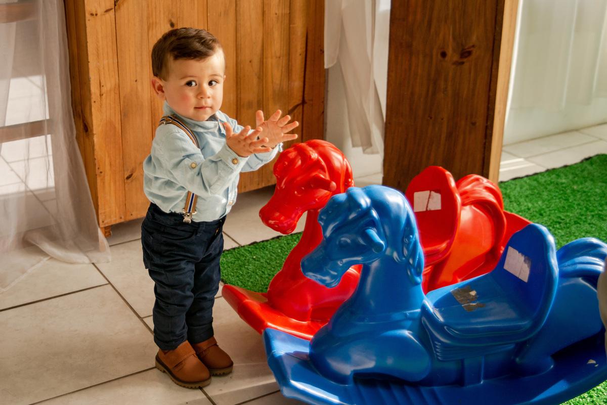 Festa de aniversário de um aninho, em pé, batendo palminha