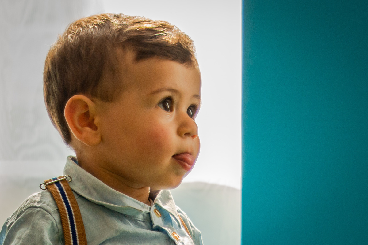 Menino de um aninho colocando a língua