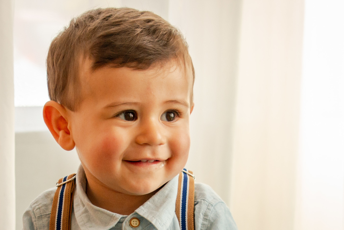 Menino de um aninho com cara de sapeca