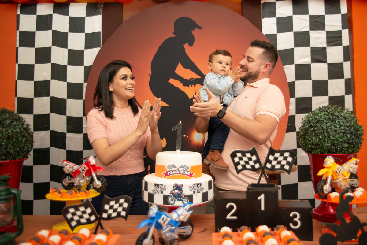 Hora do Parabéns a você na festa de um aninho com o tema de aniversário motos