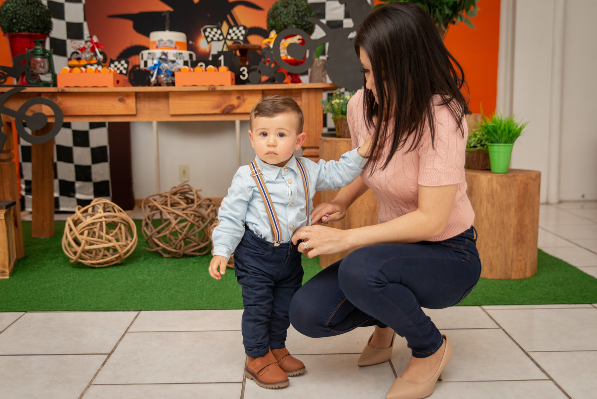 Festa de aniversário de um aninho. Menino e mamãe