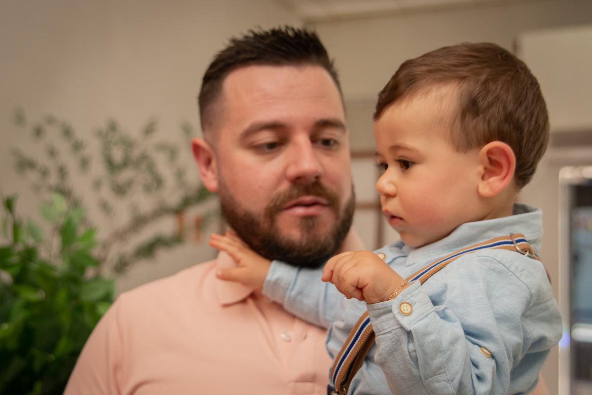 Festa de aniversário de um aninho. Menino e papai