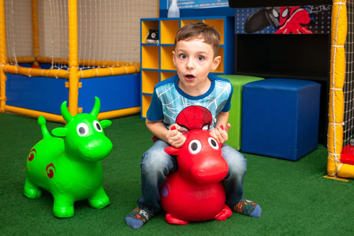 menino brincando em casa de festa infantil de Montenegro com expressão espontânea