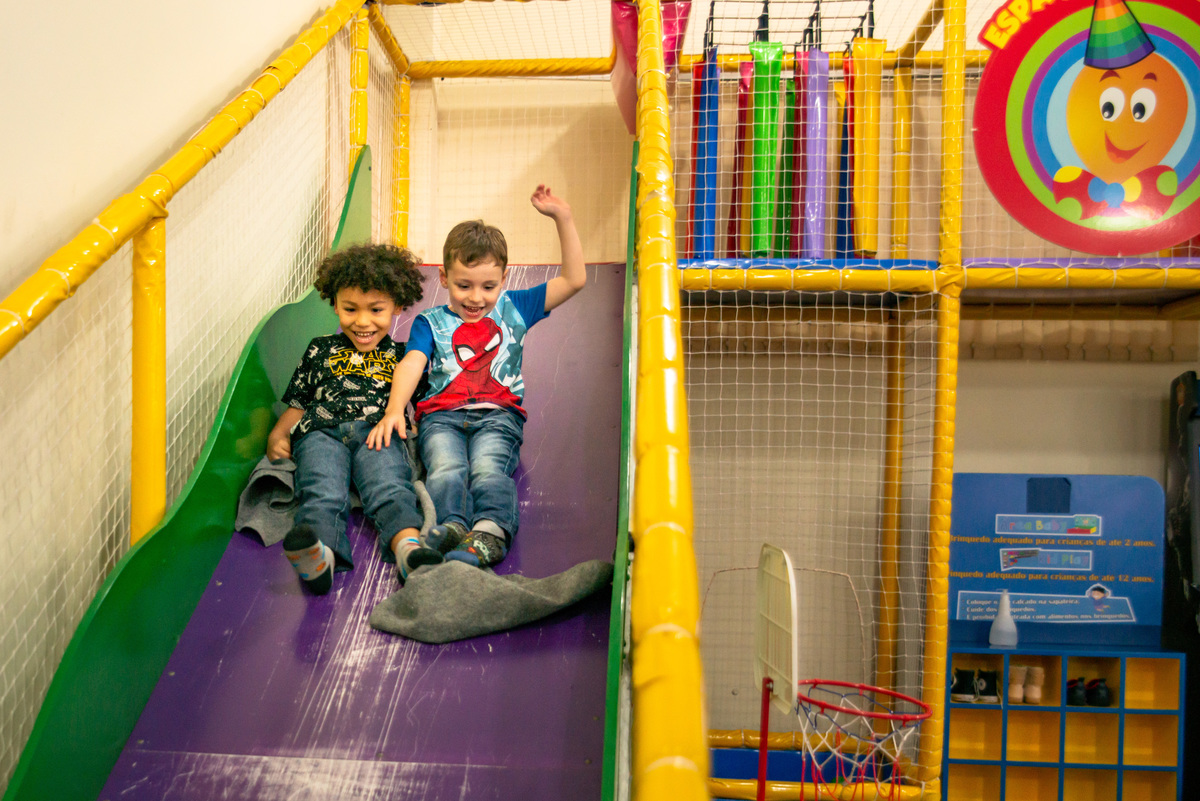 Duas crianças no escorregador de festa infantil em Montenegro