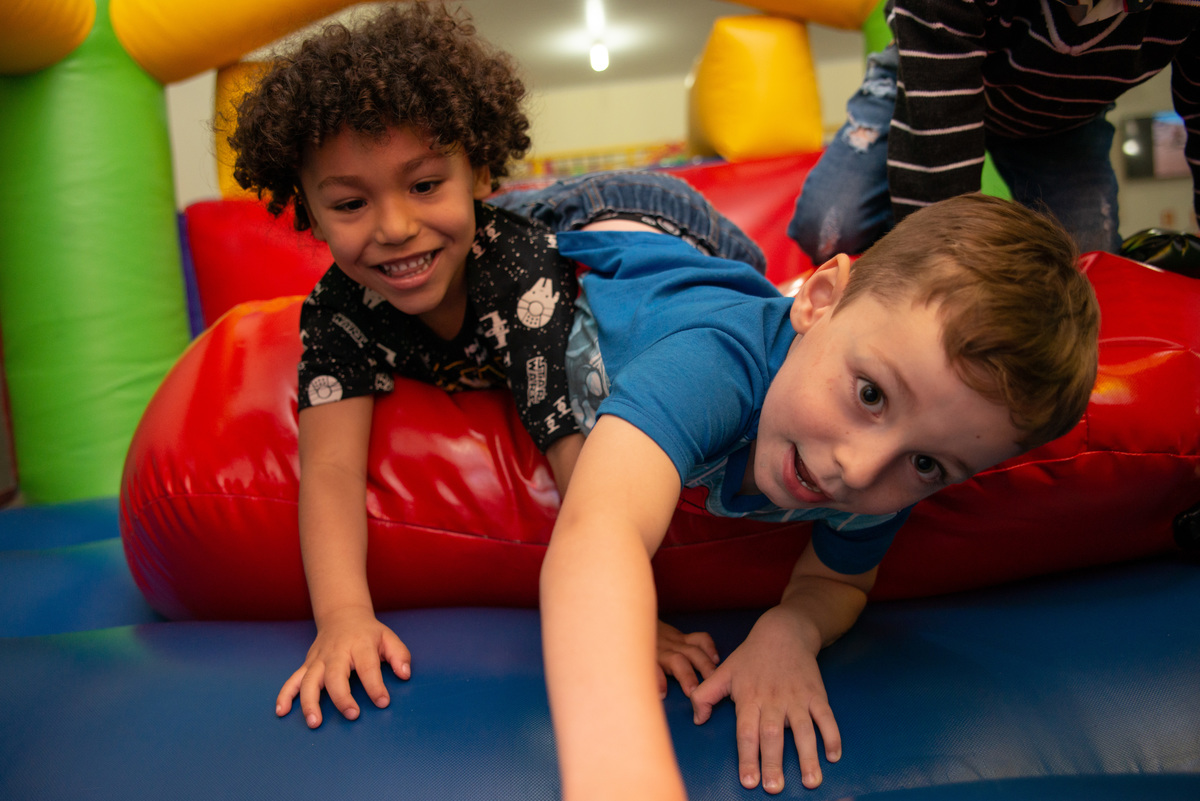 duas crianças brincando no brinquedo inflável em festa infantil em Montenegro