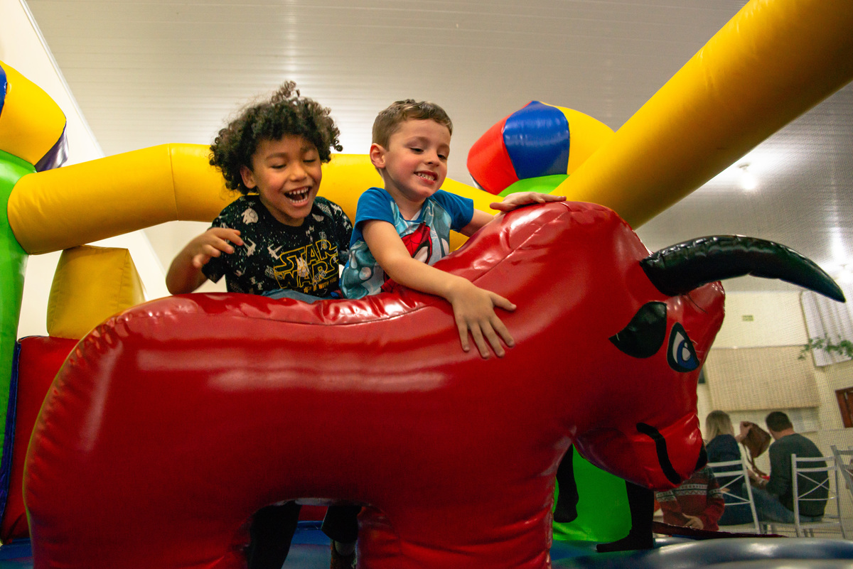duas crianças brincando no brinquedo inflável em festa infantil em Montenegro