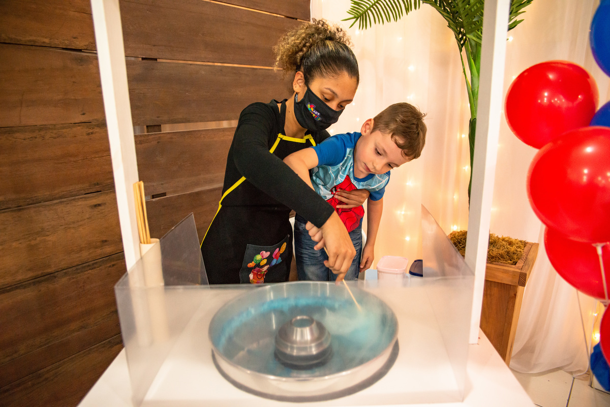 criança fazendo algodão doce em festa infantil em casa de festas em Montenegro