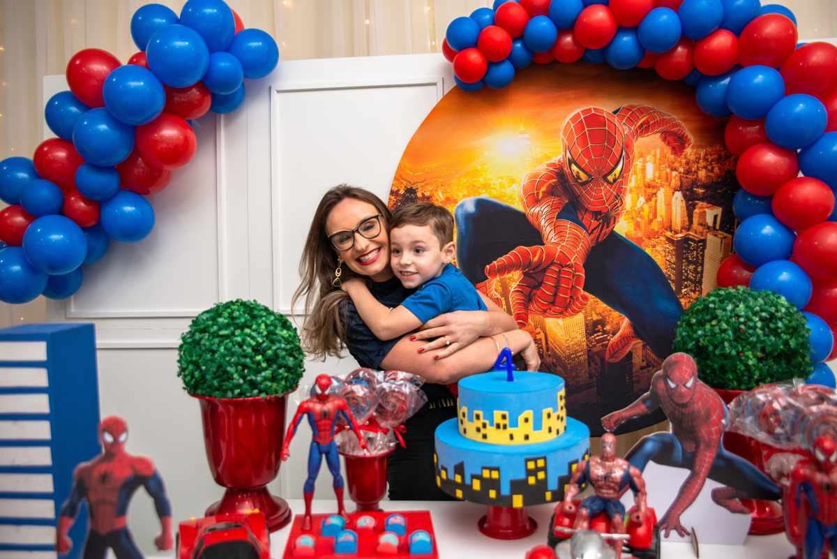 mãe e filho em festa infantil com decoração do homem aranha
