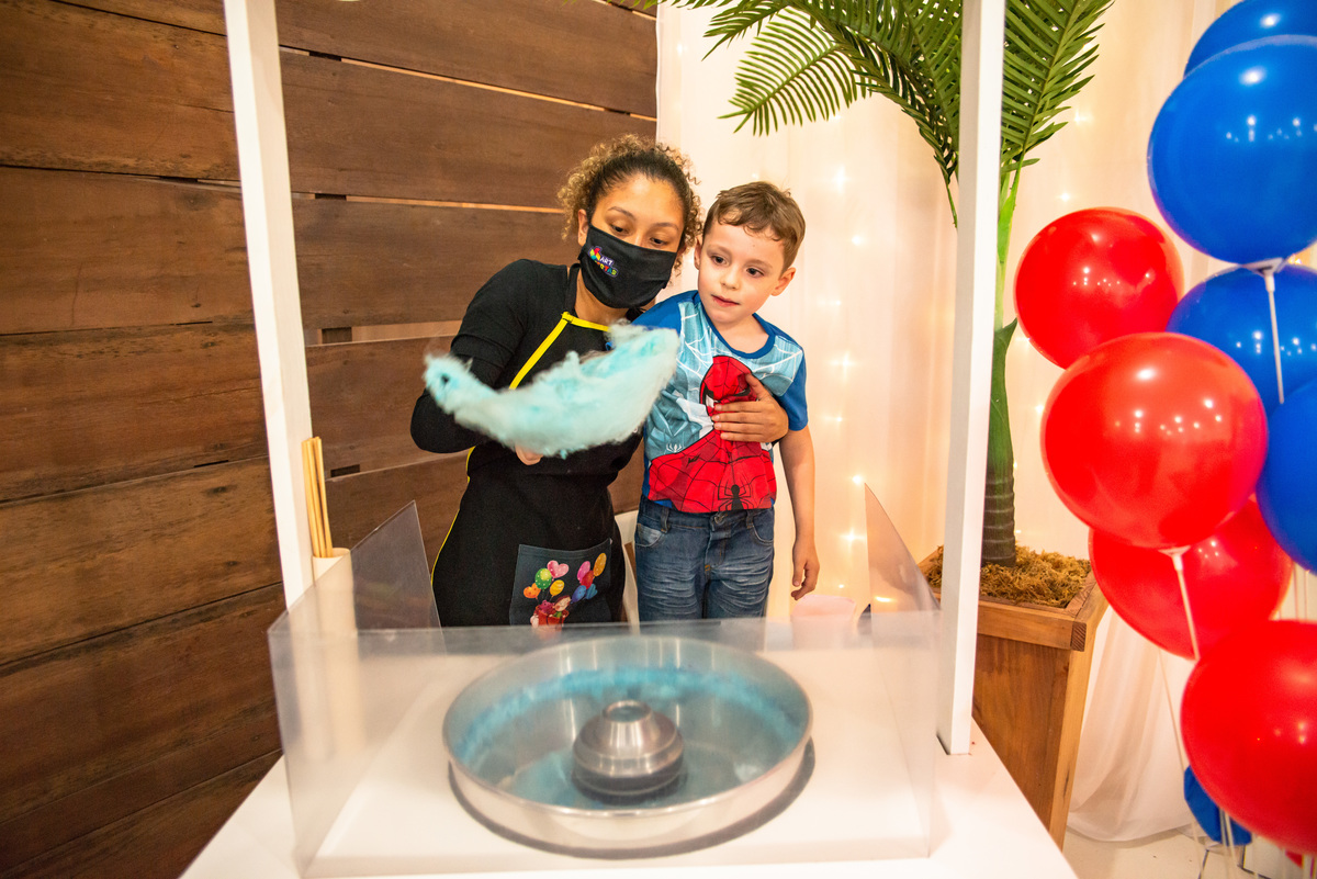 criança e monitora fazendo algodão doce em festa infantil em casa de festas em Montenegro