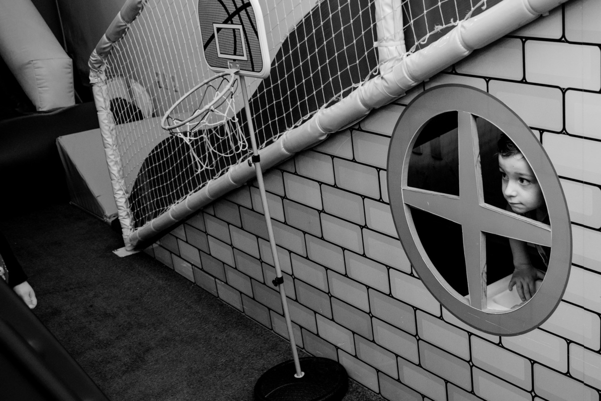 criança olhando pela janela em festa infantil em casa de festa em Montenegro