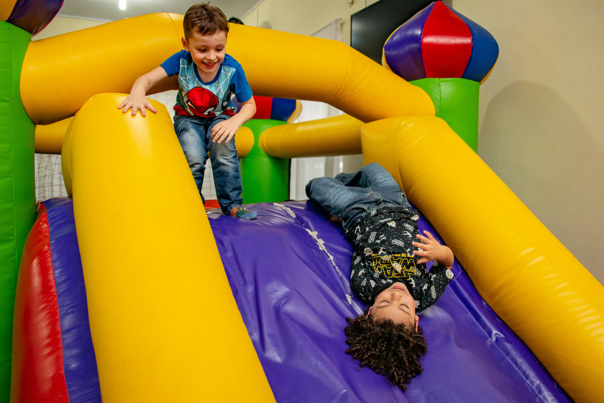 dois meninos brincando em brinquedo inflável em festa infantil em casa de festa em Montenegro