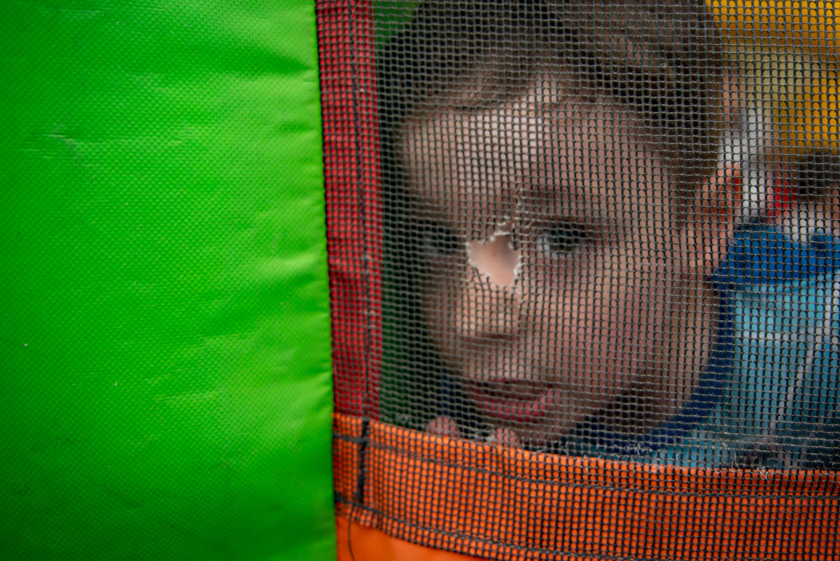 menino espiando por buraquinho