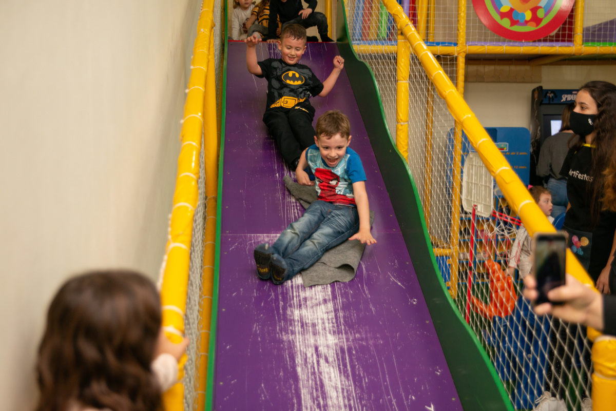 crianças brincando em escorregador em festa infantil em casa de festa em Montenegro