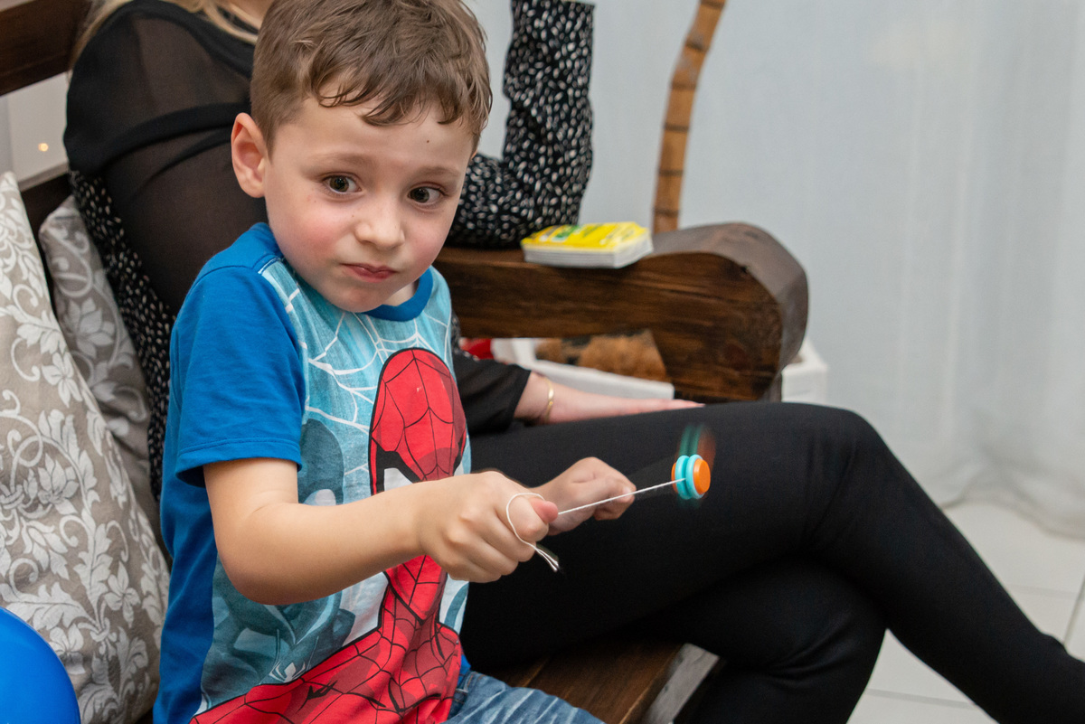 menino brincando com ioiô em festa infantil em casa de festa em Montenegro