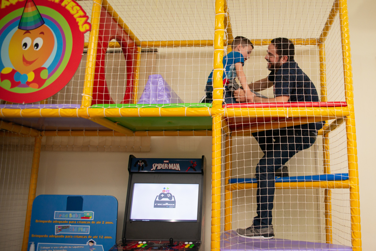 pai e filho em brinquedo de casa de festa infantil em Montenegro